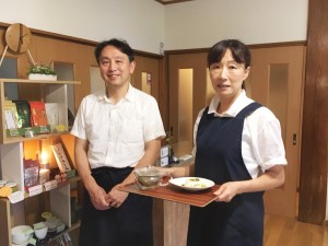  日本茶アドバイザーで足柄茶コンシェルジュの邦彦さん、 足柄茶スイーツを考案したはる美さん。