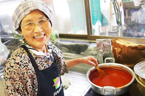 都筑区池辺町の工房でケチャップを煮込む串田さん