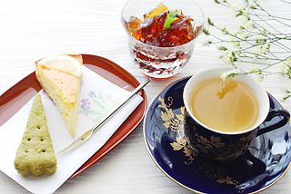 紅茶とティーゼリー黒蜜がけと和素材の英国菓子セット