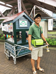 パンを販売する花坂さん