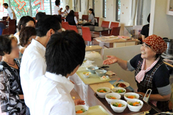 トマご丼ランチに行列